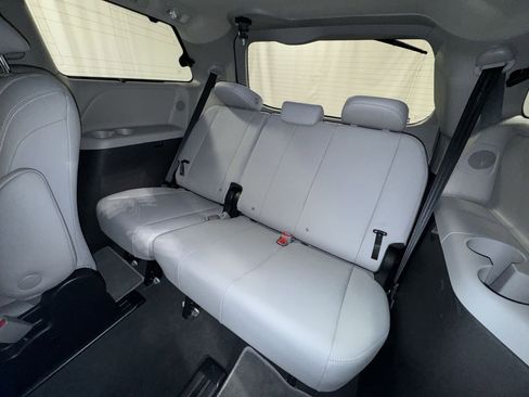 Used 2020 Toyota Sienna Limited image 34