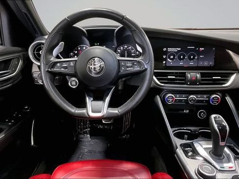 Used 2022 Alfa Romeo Giulia Veloce AWD/4WD image 6
