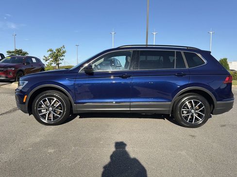 Used 2021 Volkswagen Tiguan SE w/ Panoramic Sunroof Package FWD image 2