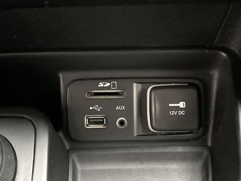 Used 2015 Jeep Cherokee Sport image 33