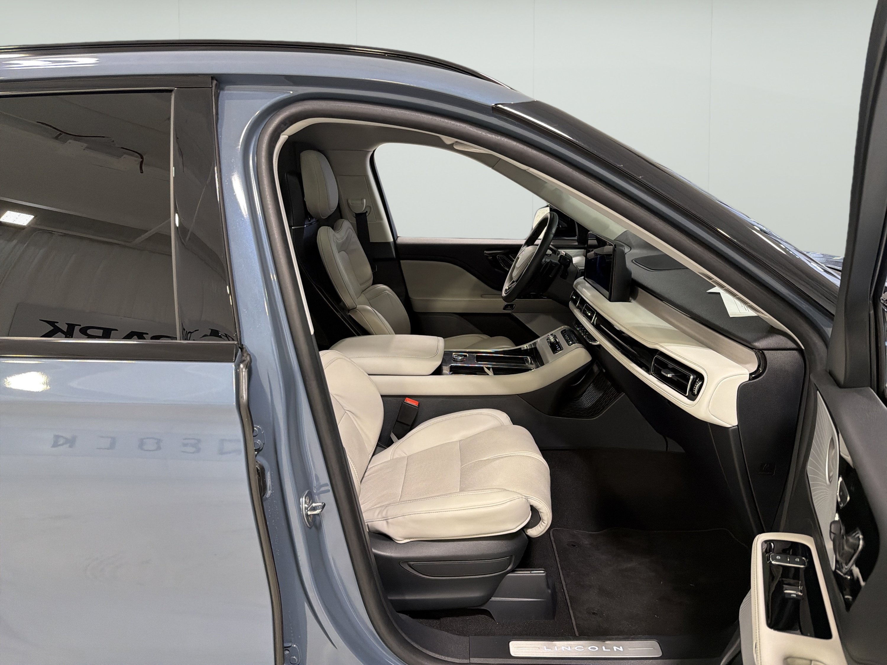 Used 2025 Lincoln Aviator Reserve w/ Equipment Group 201A AWD/4WD image 14