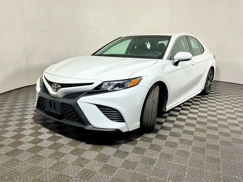 Used 2018 Toyota Camry SE FWD image 2
