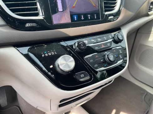 Used 2019 Chrysler Pacifica Touring-L w/ Advanced Safetytec Group FWD image 24