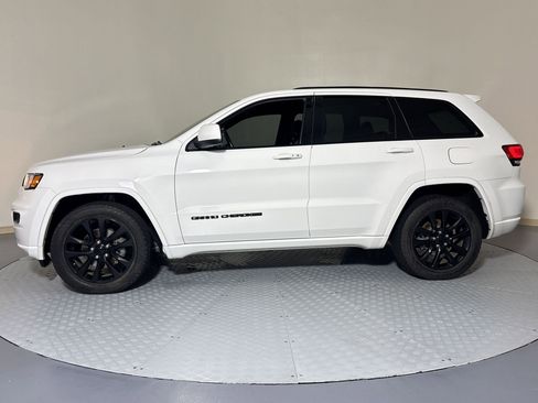 Used 2020 Jeep Grand Cherokee Altitude image 2