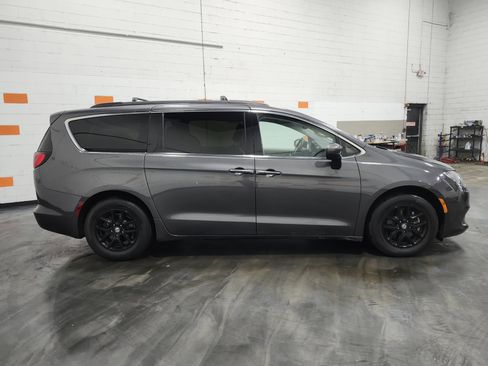 Used 2021 Chrysler Voyager Lxi image 13
