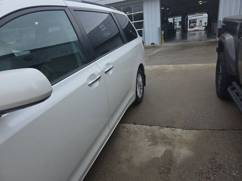 Used 2016 Toyota Sienna Limited image 4