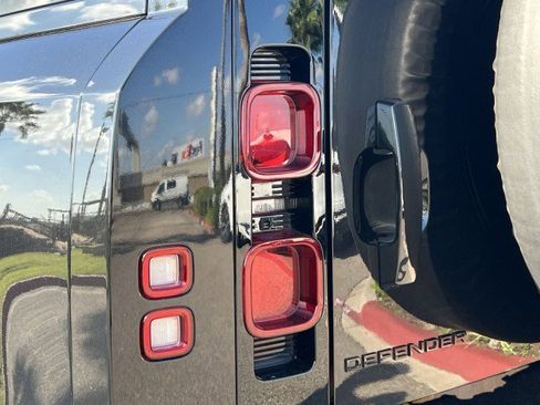 Used 2024 Land Rover Defender 90 X-Dynamic SE image 10