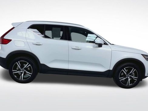 Used 2025 Volvo XC40 B5 Core image 25