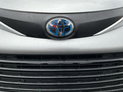 Used 2025 Toyota Sienna XLE image 10