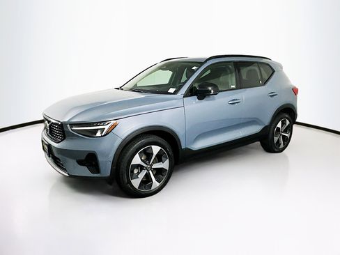 Used 2023 Volvo XC40 B4 Ultimate FWD image 4