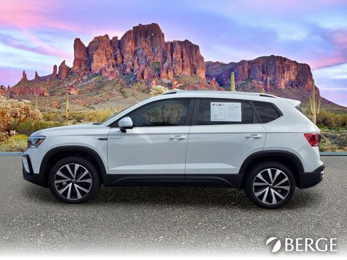 Used 2024 Volkswagen Taos SE FWD image 3