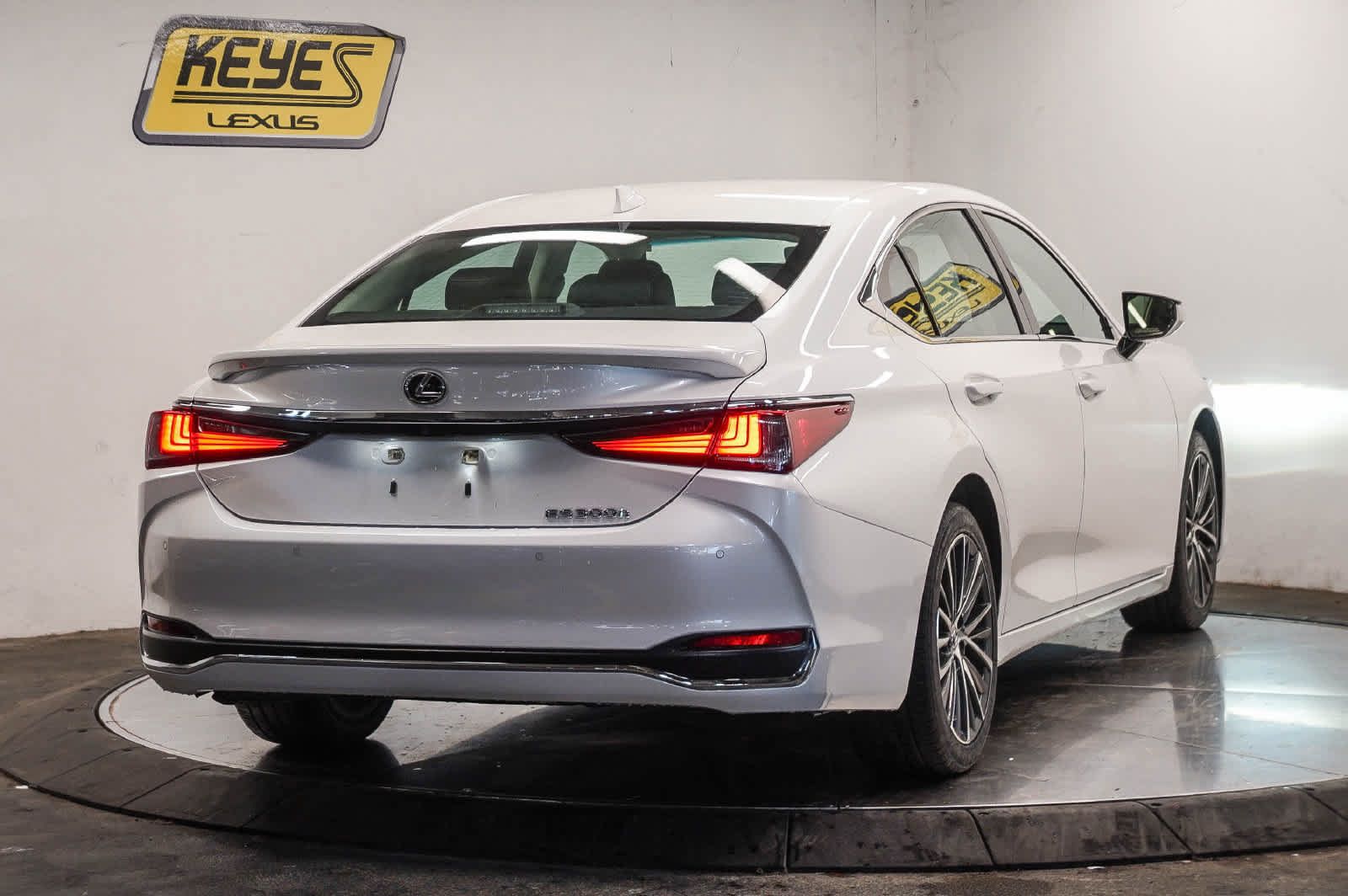 Used 2024 Lexus ES 300h w/ Premium Package FWD image 4