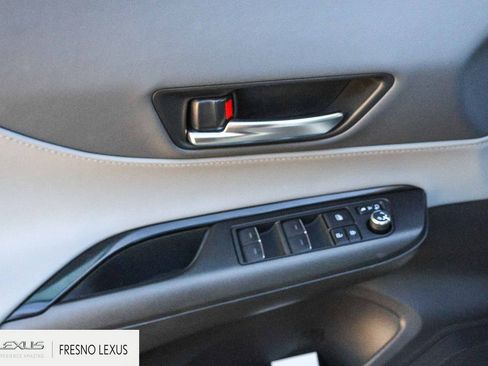 Used 2022 Toyota Venza LE image 23