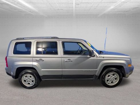 Used 2017 Jeep Patriot Sport w/ Power Value Group FWD image 4