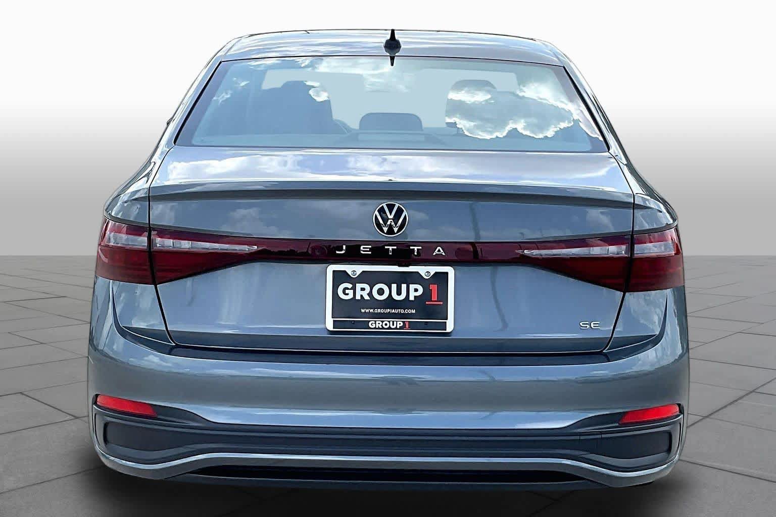 Used 2025 Volkswagen Jetta SE FWD image 5
