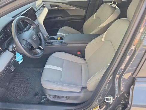 Used 2025 Toyota Camry SE FWD image 11