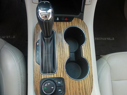 Used 2019 GMC Acadia Denali w/ Technology Package FWD image 20