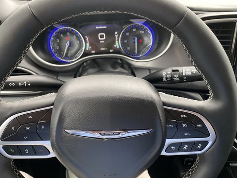 Used 2025 Chrysler Pacifica Select FWD image 18