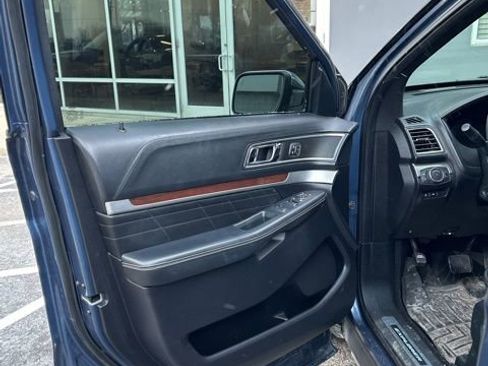 Used 2018 Ford Explorer Platinum image 12