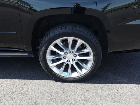Used 2019 Chevrolet Suburban Premier w/ Premier Plus Edition AWD/4WD image 4