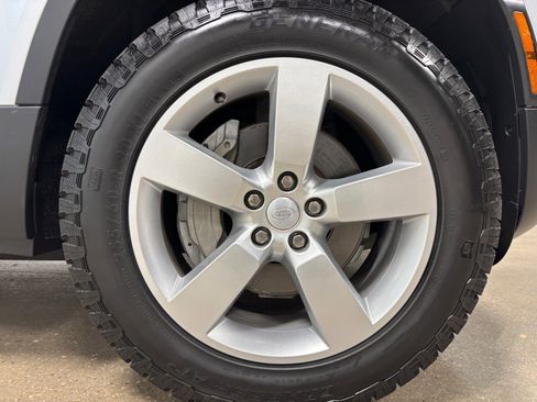 Used 2023 Land Rover Defender 110 SE AWD/4WD image 11