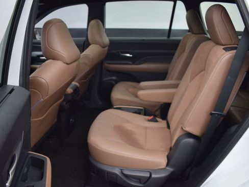 Used 2024 Toyota Grand Highlander AWD Hybrid image 15
