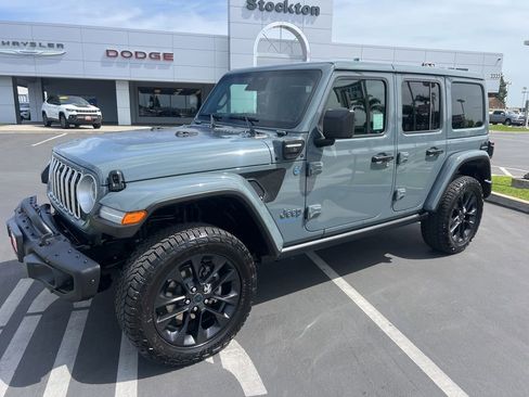 Used 2025 Jeep Wrangler Unlimited Sahara AWD/4WD image 4