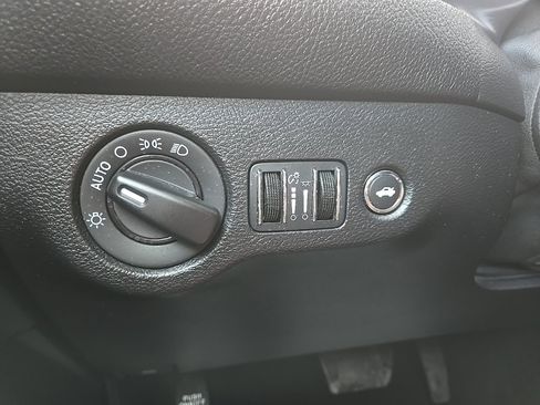 Used 2015 Dodge Challenger SXT w/ Sound Group image 40