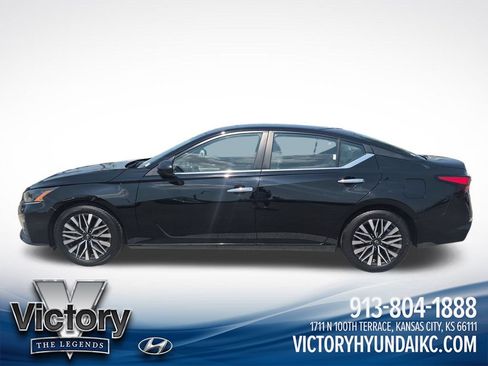 Used 2025 Nissan Altima 2.5 SV FWD image 2