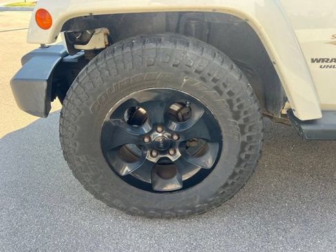 Used 2014 Jeep Wrangler Unlimited Sahara w/ Dual Top Group AWD/4WD image 9