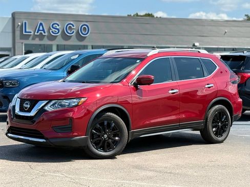 Used 2018 Nissan Rogue SV w/ Premium Package FWD image 1