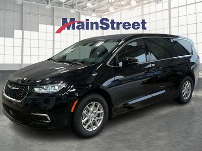 New 2025 Chrysler Pacifica Select