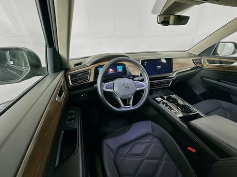 Used 2024 Volkswagen Atlas SE image 18