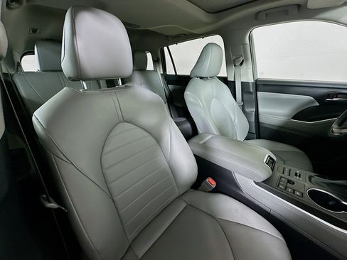 Used 2023 Toyota Highlander XLE image 29