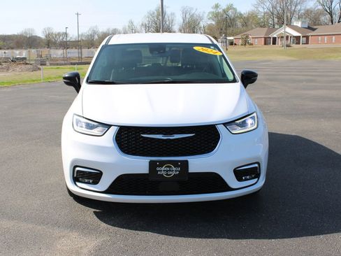 Used 2024 Chrysler Pacifica Touring-L image 3