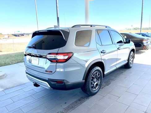 Used 2025 Honda Pilot TrailSport image 6