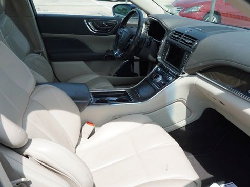 Used 2017 Lincoln Continental Select FWD image 9
