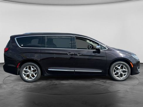 Used 2017 Chrysler Pacifica Limited w/ UConnect Theater Package FWD image 10