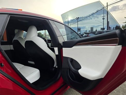 Used 2021 Tesla Model S Plaid image 15