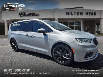 Used 2023 Chrysler Pacifica Touring-L w/ Uconnect Theater Family Group