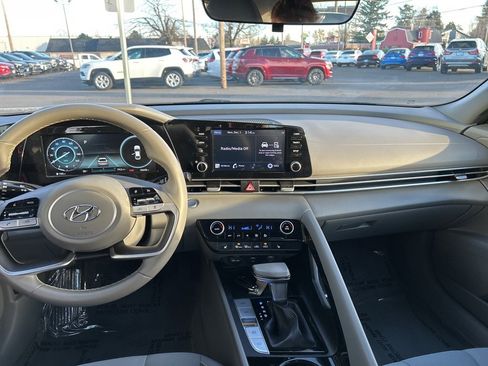 Certified 2021 Hyundai Elantra SEL w/ Convenience Package image 21