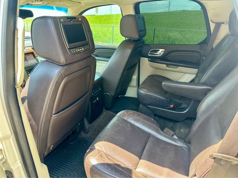 Used 2012 Cadillac Escalade Platinum RWD image 12