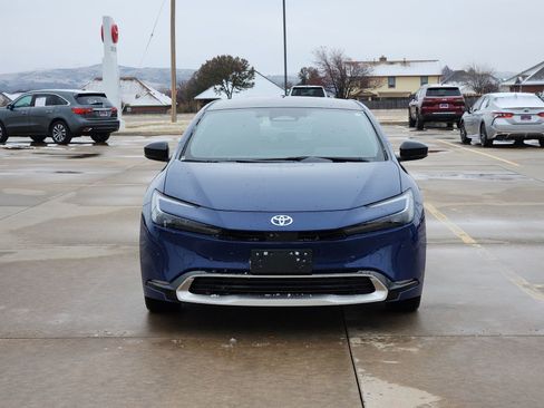 Used 2025 Toyota Prius Plug-In Hybrid image 6