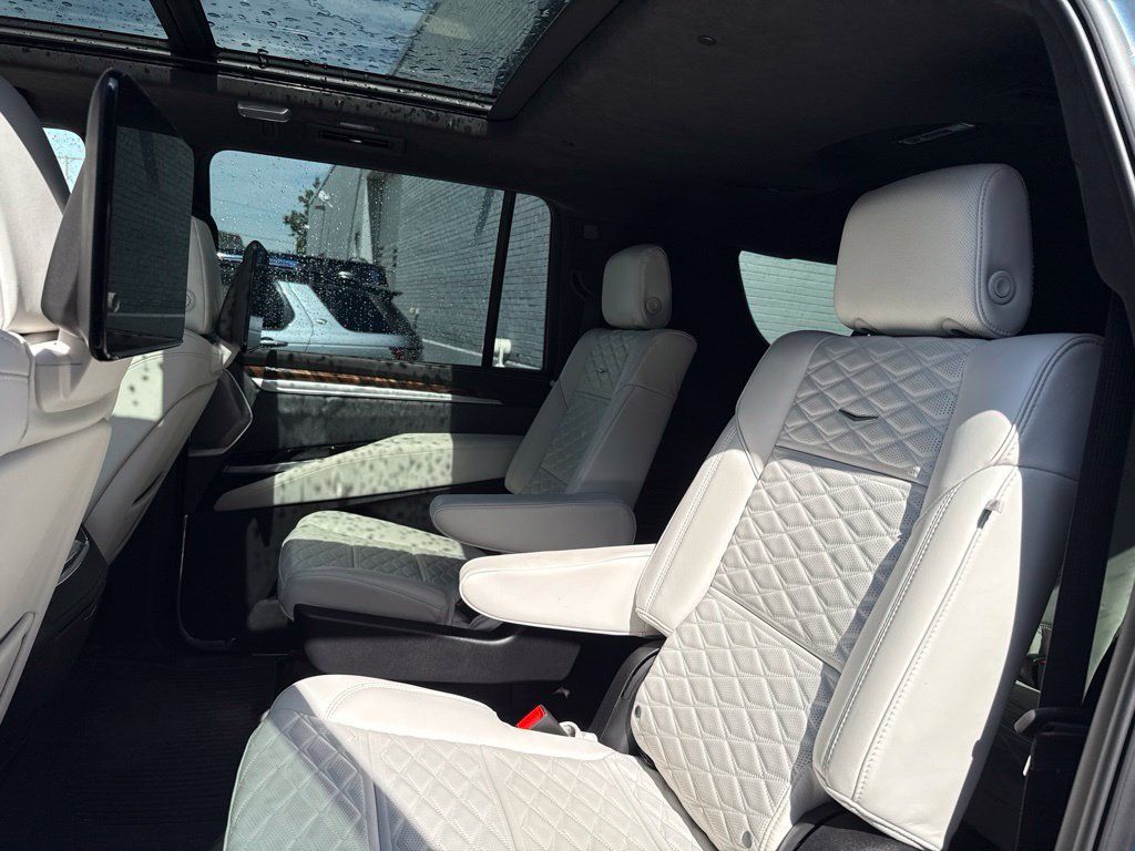 Used 2026 Cadillac Escalade ESV Platinum Sport w/ LPO, ONYX Package AWD/4WD image 16