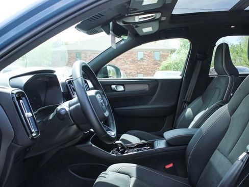 Used 2025 Volvo XC40 B5 Plus image 13