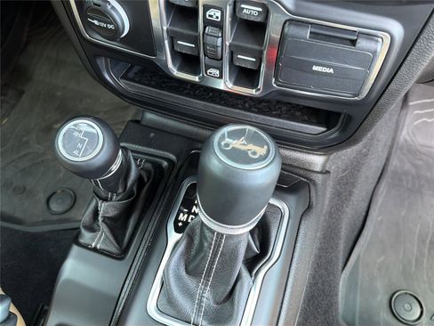 Used 2019 Jeep Wrangler Unlimited Sahara AWD/4WD image 19