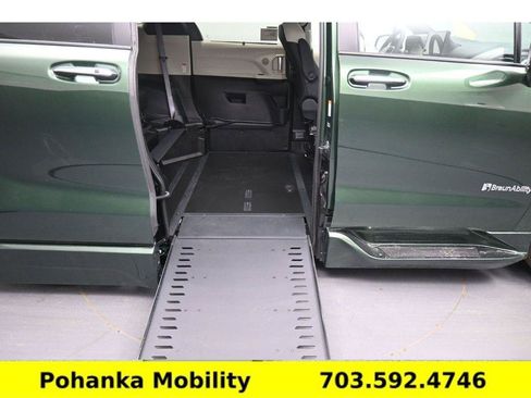 Used 2026 Toyota Sienna Limited FWD image 3