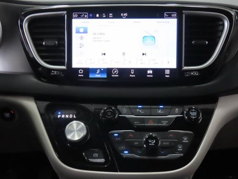Used 2024 Chrysler Pacifica Touring-L FWD image 9
