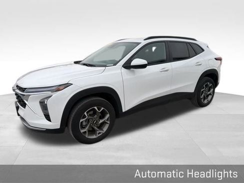 Used 2025 Chevrolet Trax LT w/ LT Convenience Package image 7