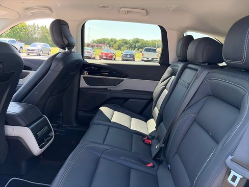 Used 2025 Lincoln Nautilus Premier AWD/4WD image 27